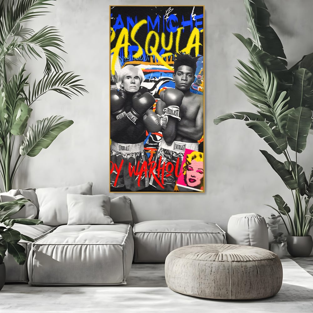 Tablou canvas cu tablou canvas cu andy warhol si basquiat, in rama de aluminiu auriu, pe perete intr-un living